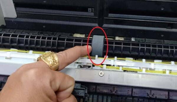 Cao su kéo giấy bị hao mòn hoặc hư hỏng