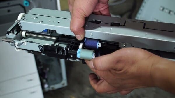 Trục kéo giấy và roller ép gặp sự cố