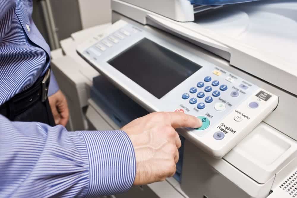 Kiểm tra lại dây nguồn khi máy photocopy không lên