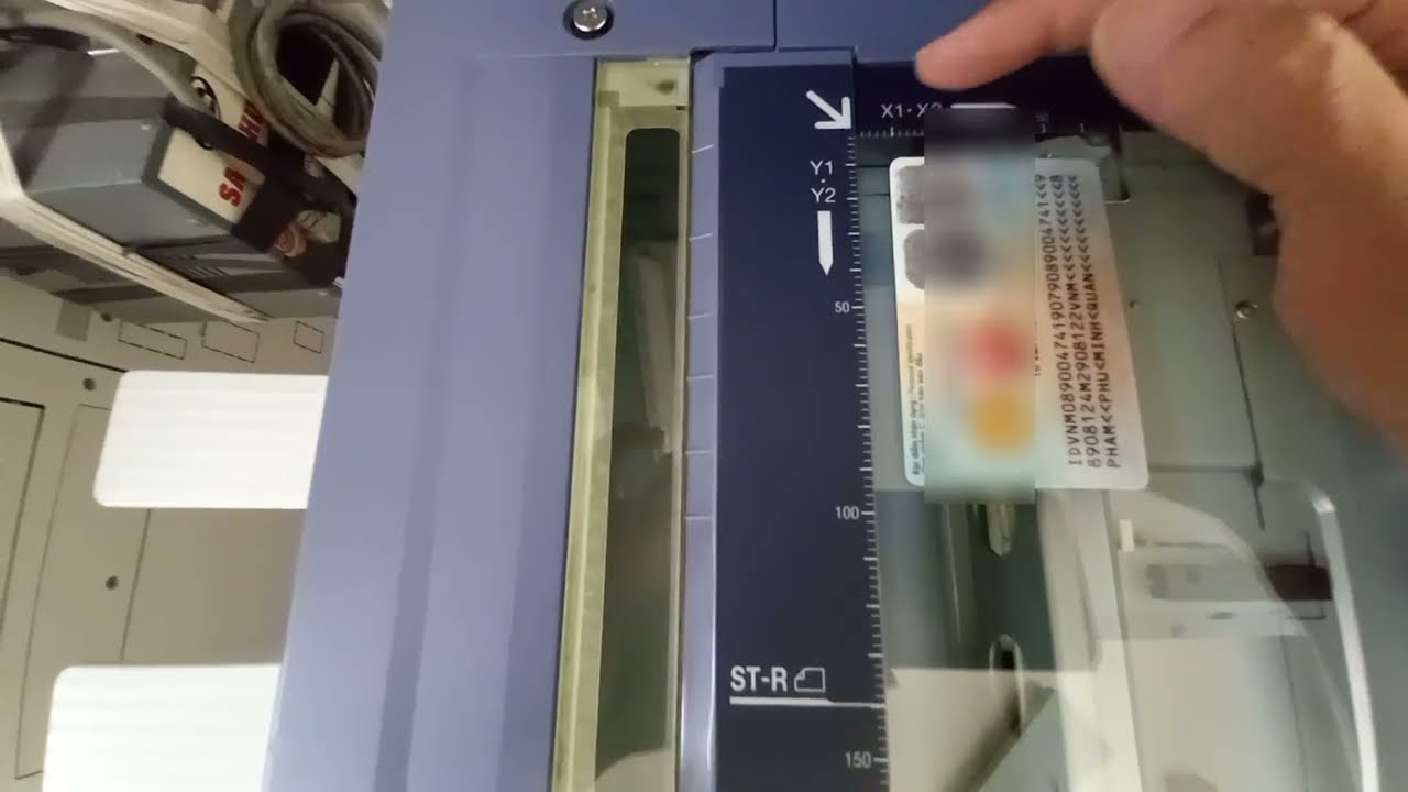 Đặt mặt trước CCCD lên mặt kính