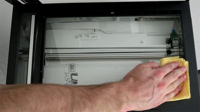 Loại bỏ bụi và làm sạch bề mặt gương đúng kỹ thuật