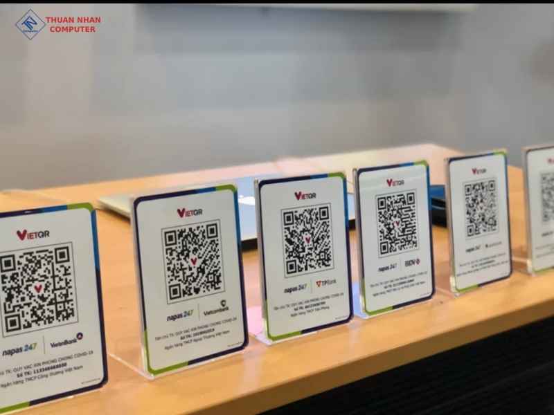 In trên mica, format hoặc standee